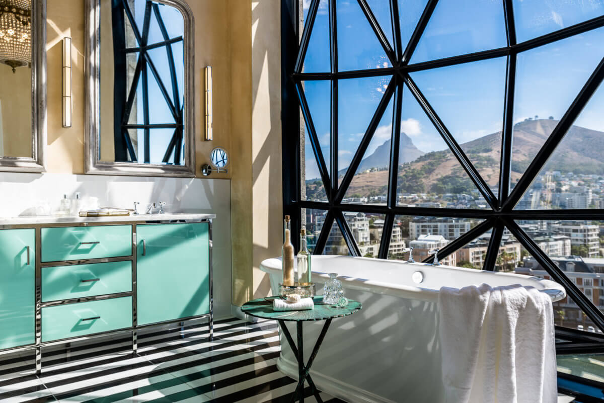 Cape Town, Hafen, Kapstadt, Südafrika, The Royal Portfolio, The Silo, V&A Waterfront, Badewanne, Deluxe Superior Suite, En-suite Bad, Fenster, Spiegel, Waschtisch, Afrikarma, Afrikarma Safaris, Afrikarma Safaris – Wildnis. Hautnah., afrikarma.de, Table Mountain, Tafelberg