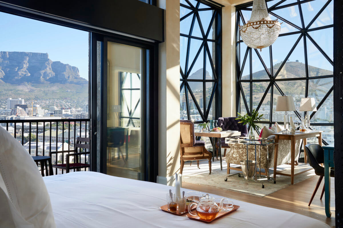 Cape Town, Hafen, Kapstadt, Südafrika, The Royal Portfolio, The Silo, V&A Waterfront, Ausblick, Balkon, Deluxe Superior Bedroom, Lounge, Schlafbereich, Tee, Afrikarma, Afrikarma Safaris, Afrikarma Safaris – Wildnis. Hautnah., afrikarma.de, Table Mountain, Tafelberg