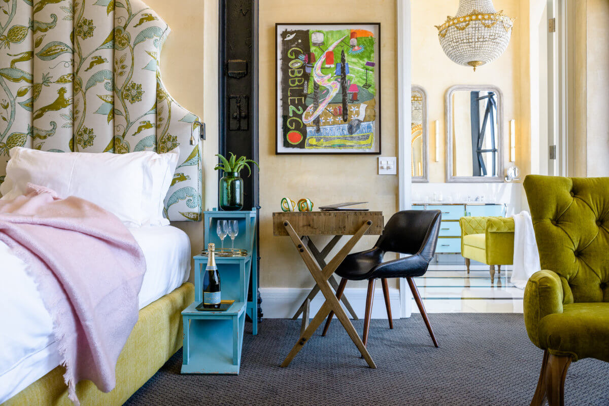 Cape Town, Hafen, Kapstadt, Südafrika, The Royal Portfolio, The Silo, V&A Waterfront, En-suite Bad, Luxury Room, Schlafzimmer, Sofa, Waschtisch, Afrikarma, Afrikarma Safaris, Afrikarma Safaris – Wildnis. Hautnah., afrikarma.de, Table Mountain, Tafelberg