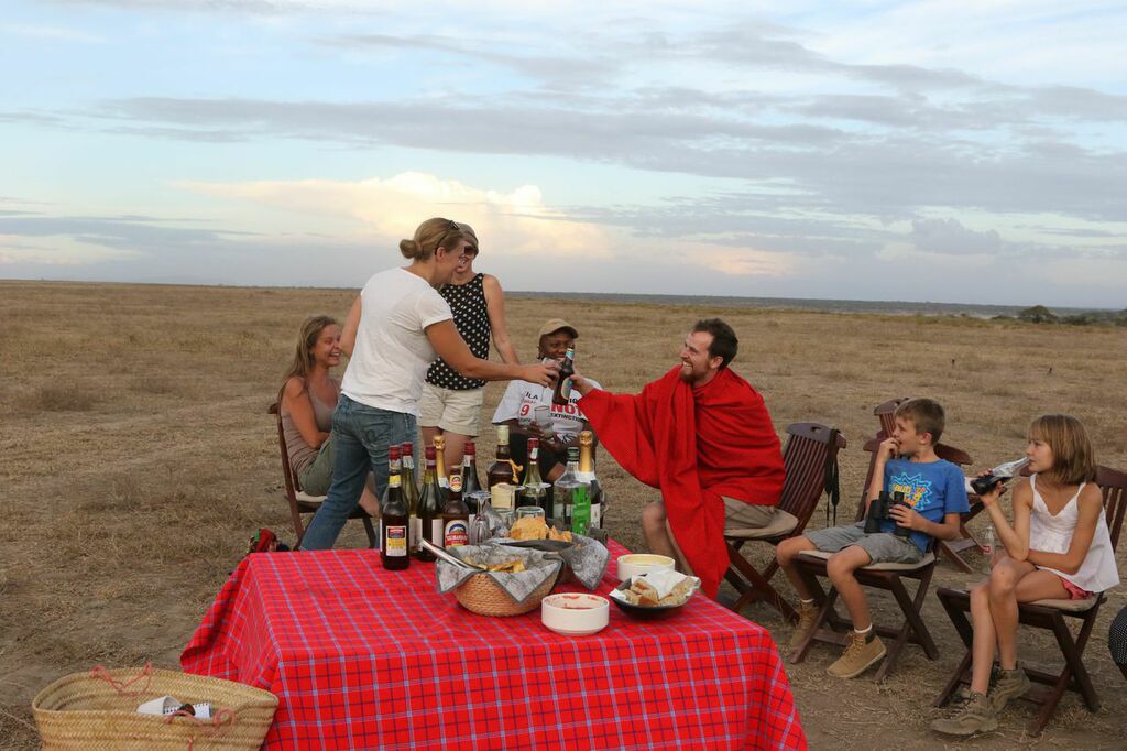 Chaka Camp: Aperitif im Busch Chaka Camp, Große Migration, Große Wanderung, Mara River, Masek Lake, Ndutu Lake, Ngorongoro Conservation Area, Serengeti, Tansania, Wandercamp, Aperitif, Busch, Drink, Afrikarma, Afrikarma Safaris, Afrikarma Safaris – Wildnis. Hautnah., afrikarma.de