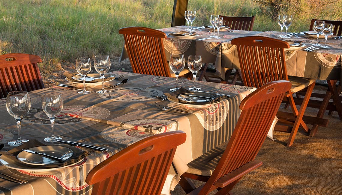 Chaka Camp: Eingedeckte Tische Chaka Camp, Große Migration, Große Wanderung, Mara River, Masek Lake, Ndutu Lake, Ngorongoro Conservation Area, Serengeti, Tansania, Wandercamp, Esstisch, Mahlzeiten, Speise Area, Afrikarma, Afrikarma Safaris, Afrikarma Safaris – Wildnis. Hautnah., afrikarma.de