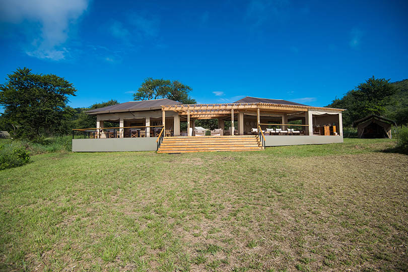 Dunia Camp: Außenansicht des Hauptbereichs Dunia Camp: Außenansicht des Hauptbereichs