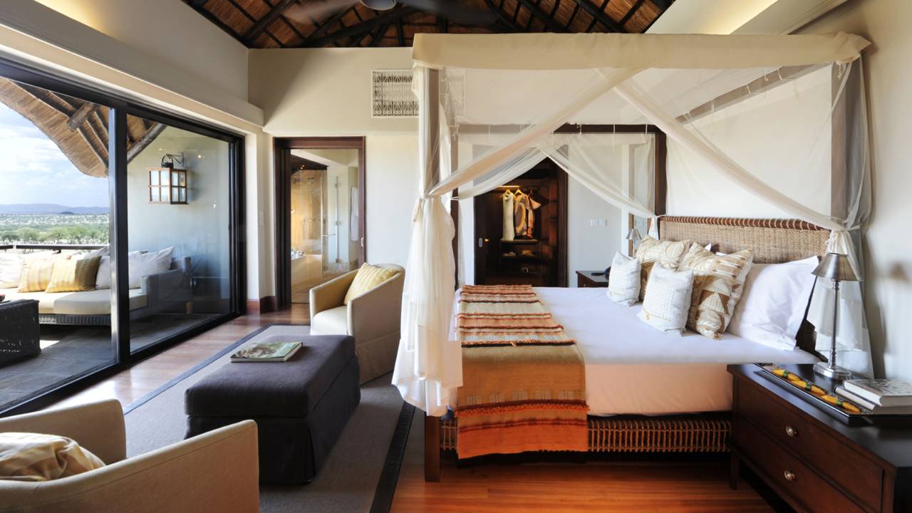 Four Seasons Safari Lodge: Doppelbett Safari, Serengeti, Doppelbett, Gästezimmer, afrikarma, afrikarma Safaris, afrikarma.de
