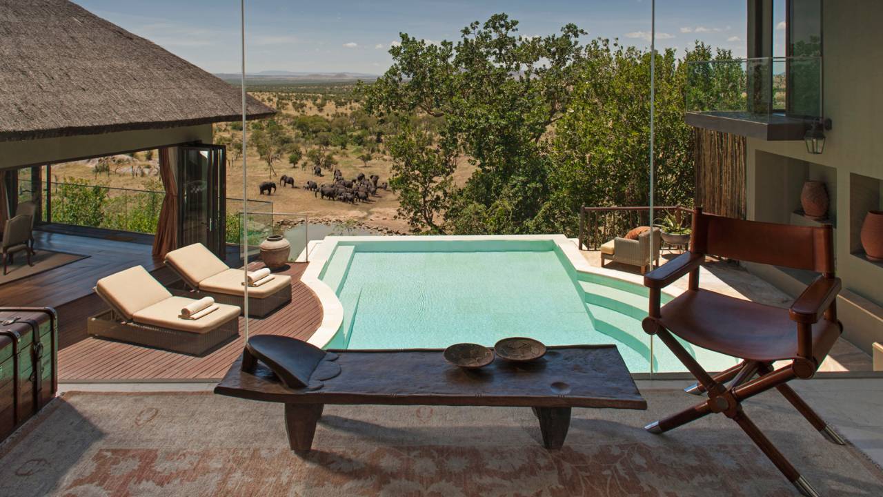 Four Seasons Safari Lodge: Privater Pool Safari, Serengeti, Liegestühle, Privater Pool, afrikarma, afrikarma Safaris, afrikarma.de, afrikarma, afrikarma Safaris, afrikarma.de