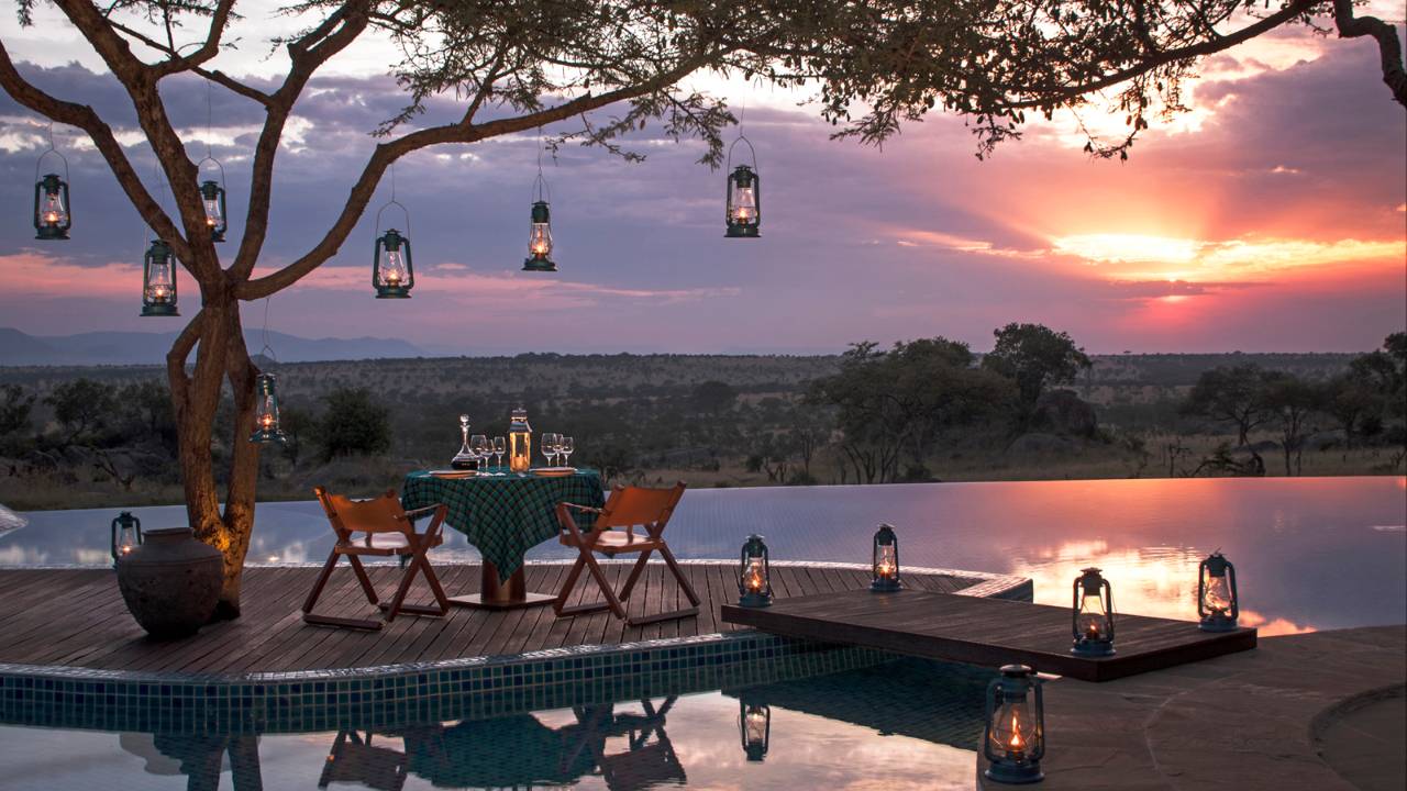 Four Seasons Safari Lodge: Privates Dinner Pool, Privates Dinner, Safari, Serengeti, Sonnenuntergang, afrikarma, afrikarma Safaris, afrikarma.de, afrikarma, afrikarma Safaris, afrikarma.de
