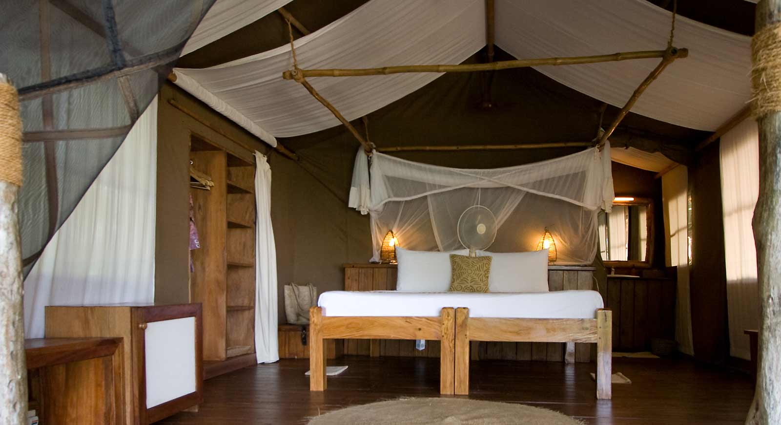 Fundu Lagoon, Pemba, Resort, Bett, Doppelbett, Einrichtung, Gästeunterkünfte, Schlafzimmer, Zelte
