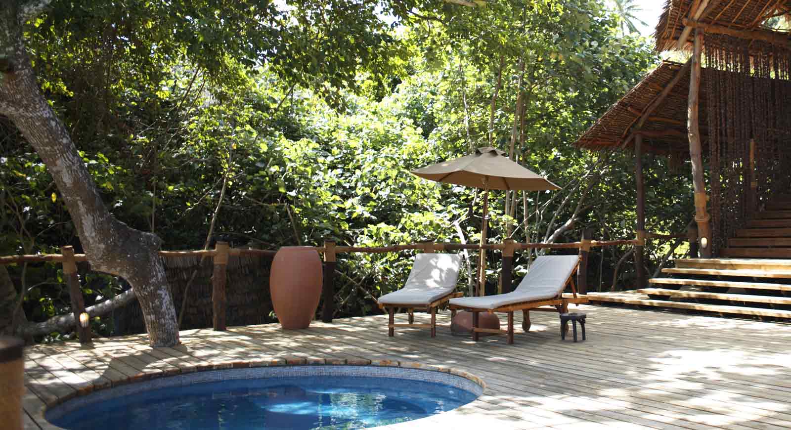 Fundu Lagoon, Pemba, Resort, Gästeunterkünfte, Liegestühle, Pool, Suite, Terrasse, Vegetation