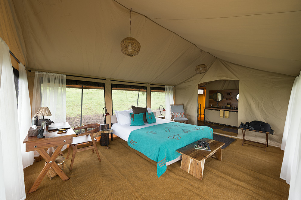 Chaka Camp, Kiota Camp, Serengeti, Doppelbett, Gästebad, Gästezelt, Schreibtisch, afrikarma, afrikarma Safaris, afrikarma Safaris - Wildnis. Hautnah., afrikarma.de
