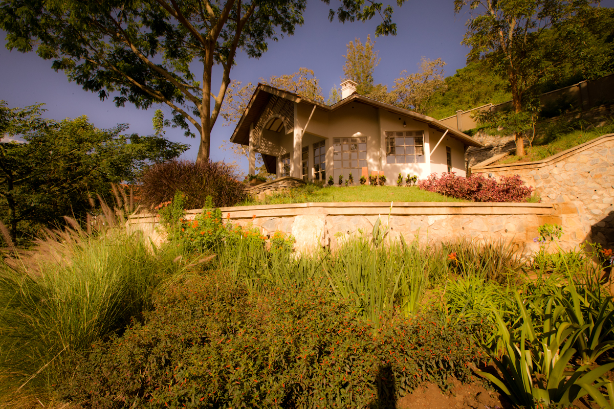 Machweo Wellness Retreat: Cottage Suite erbaut am Hügel machweo, machweo wellness retreat, arusha, arusha nationalpark, axel janssens, janssens, cottage suite, garten, hügel, afrikarma, afrikarma safaris, afrikarma safaris - wildnis. hautnah., afrikarma.de