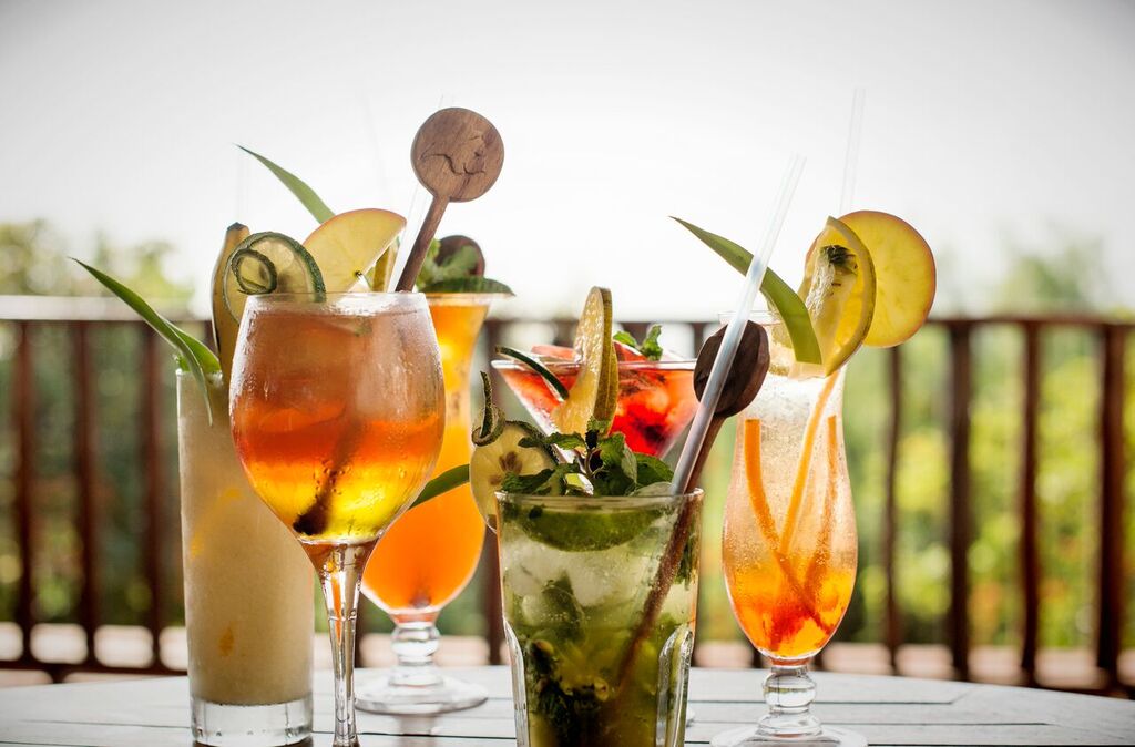 Machweo Wellness Retreat: Erfrischende Cocktails von der Bar machweo wellness retreat, arusha, arusha nationalpark, axel janssens, janssens, bar, cocktails, afrikarma, afrikarma safaris, afrikarma safaris - wildnis. hautnah., afrikarma.de, afrikarma, afrikarma safaris, afrikarma safaris - wildnis. hautnah., afrikarma.de