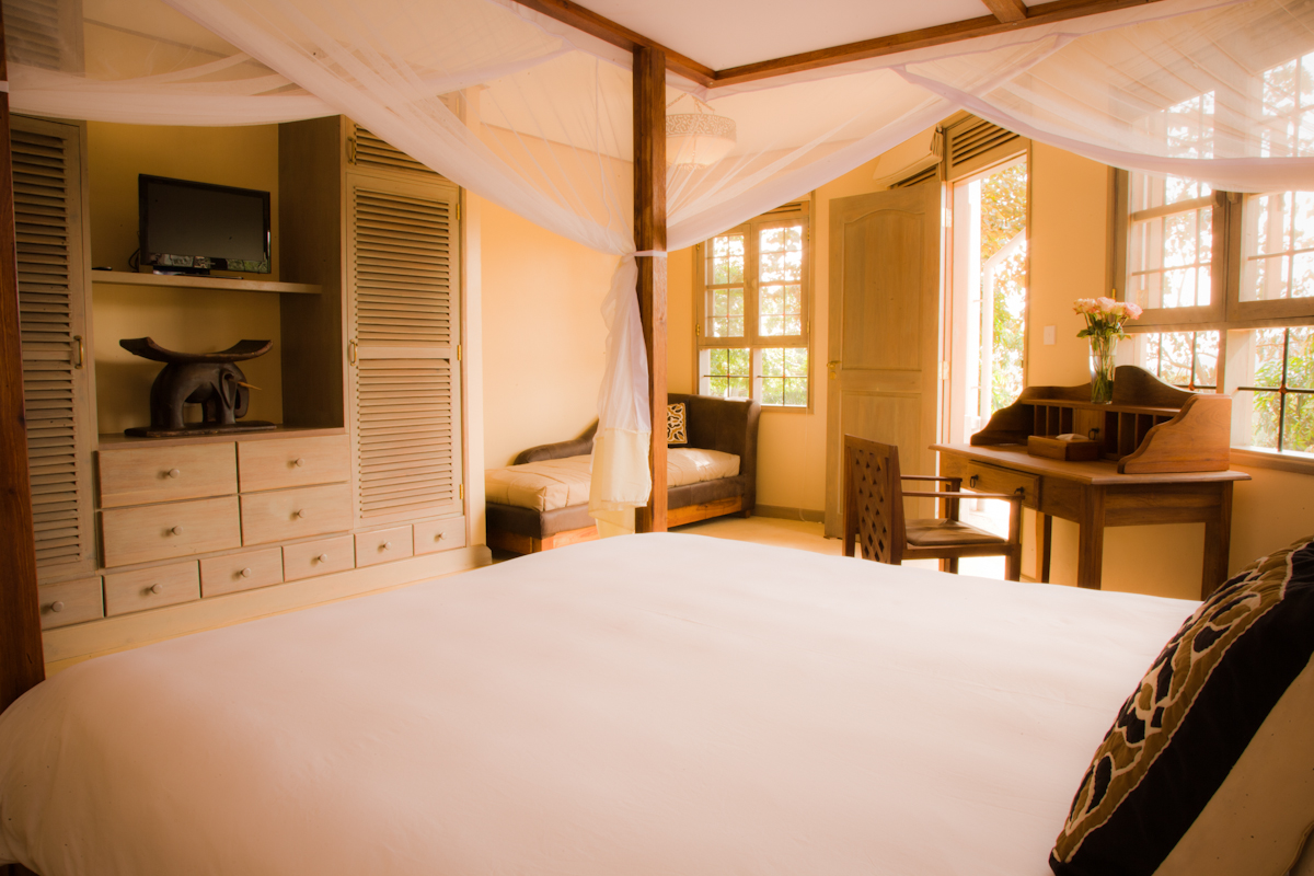 Machweo Wellness Retreat: Fernseher und Sekretär machweo, machweo wellness retreat, arusha, arusha nationalpark, axel janssens, janssens, fernseher, schlafbereich, sekretär, afrikarma, afrikarma safaris, afrikarma safaris - wildnis. hautnah., afrikarma.de