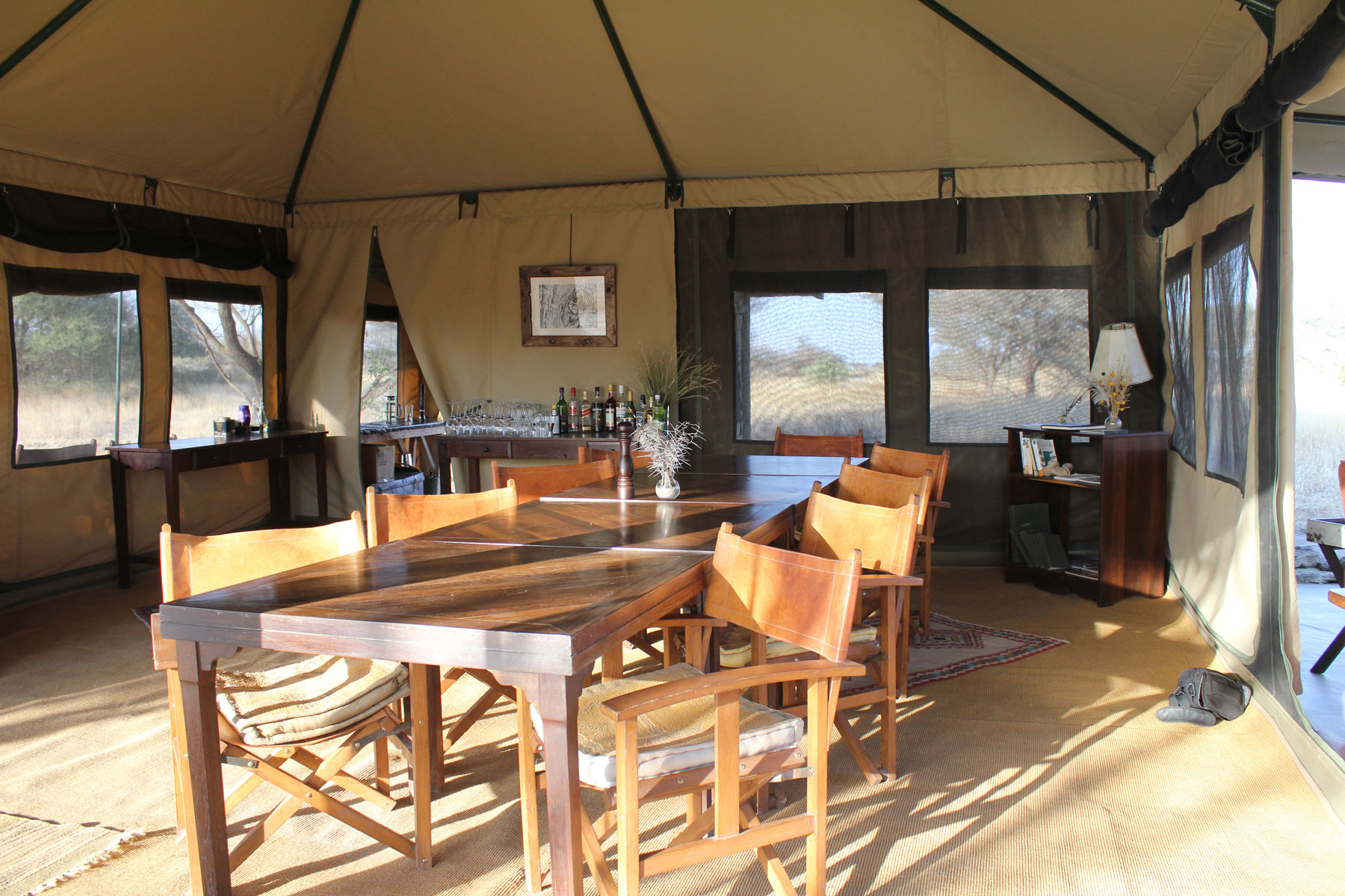 Lake Manyara, Manyara Ranch, Manyara Ranch Conservancy, Tarangire, Esstisch, Hauptzelt, Afrikarma, Afrikarma Safaris, Afrikarma Safaris - Wildnis. Hautnah., Afrikarma.de