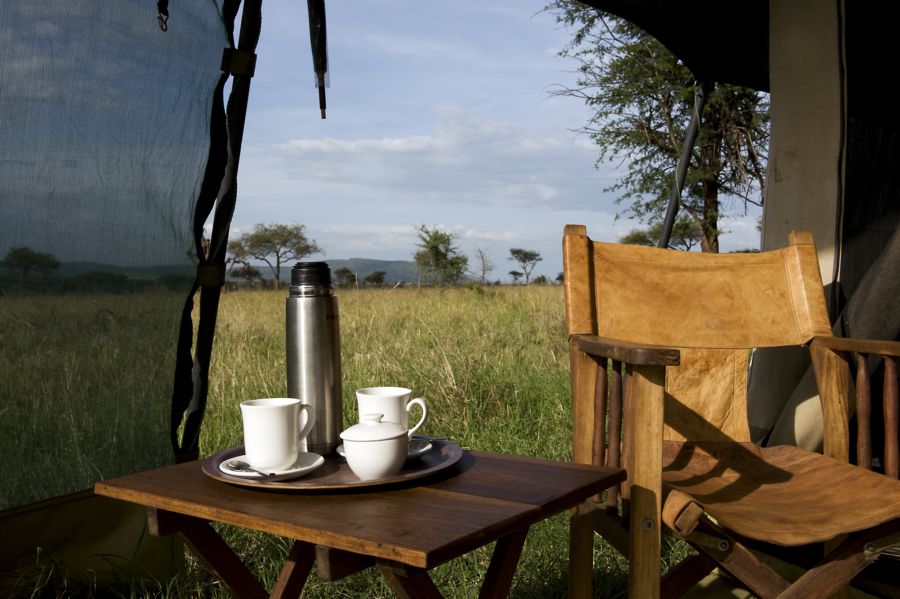 Bologonya, Mara under Canvas Tented Camp, Mobiles Camp, Nationalpark, Serengeti, Tanganyika Wilderness Camps, Tansania, Ausblick, Gästeunterkünfte, Service, Terrasse, Trinken, Veranda, Zelte, Afrikarma, Afrikarma Safaris, Afrikarma Safaris - Wildnis. Hautnah., Afrikarma.de