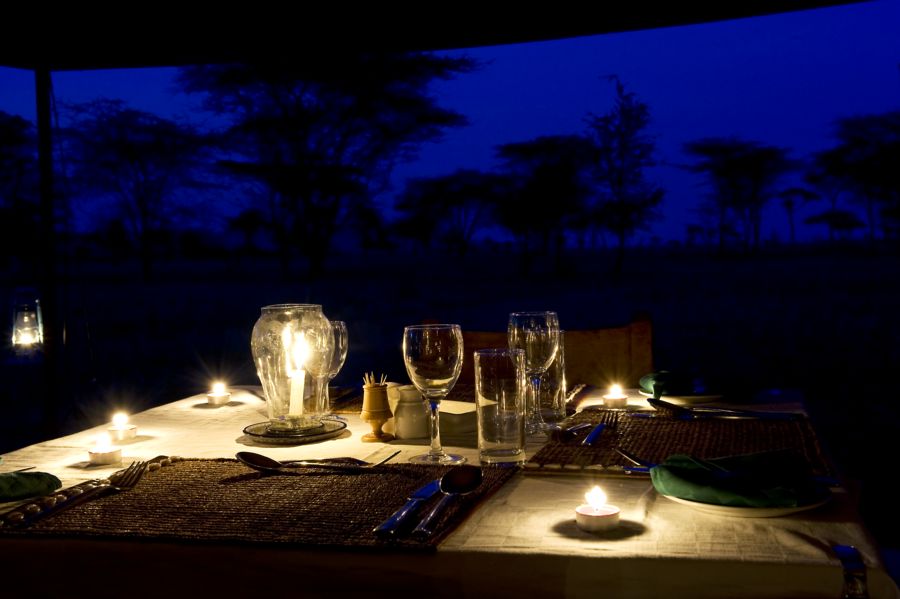 Bologonya, Mara under Canvas Tented Camp, Mobiles Camp, Nationalpark, Serengeti, Tanganyika Wilderness Camps, Tansania, Abend, Essen, Gedeck, Tisch, Trinken, Afrikarma, Afrikarma Safaris, Afrikarma Safaris - Wildnis. Hautnah., Afrikarma.de
