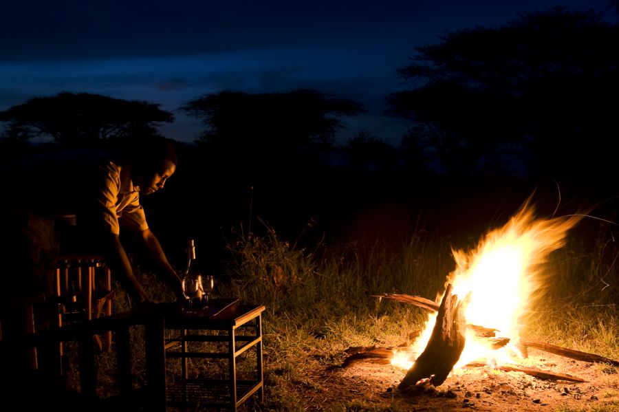 Bologonya, Mara under Canvas Tented Camp, Mobiles Camp, Nationalpark, Serengeti, Tanganyika Wilderness Camps, Tansania, Abend, Aktivitäten, Lagerfeuer, Trinken, Afrikarma, Afrikarma Safaris, Afrikarma Safaris - Wildnis. Hautnah., Afrikarma.de