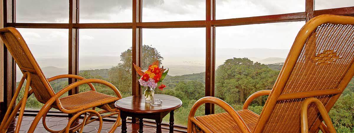 Blick, Krater, Ngorongoro Sopa Lodge, Stühle, afrikarma, afrikarma Safaris, afrikarma.de