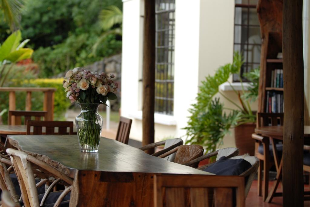 Arusha, Arusha National Park, Kilimanjaro National Park, Mount Meru, Onsea House, Onsea House Tanzania Limited, Tansania, Tanzania, Themi Hill, Blumen, Stühle, Terrasse, Tisch, Afrikarma, Afrikarma Safaris, Afrikarma Safaris – Wildnis. Hautnah., afrikarma.de