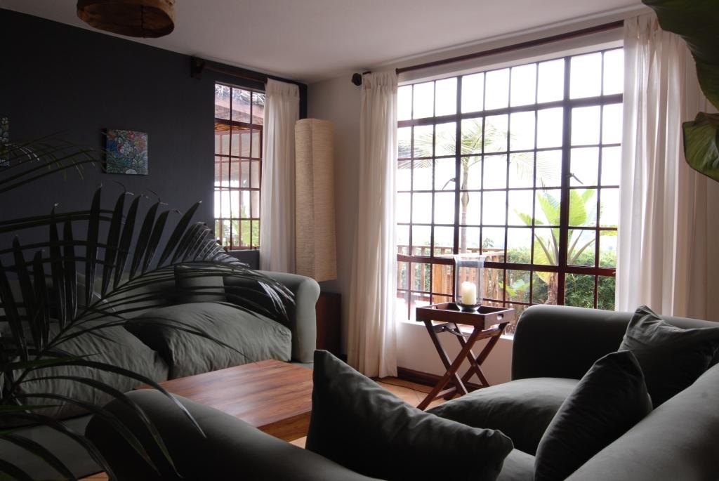 Arusha, Arusha National Park, Kilimanjaro National Park, Mount Meru, Onsea House, Onsea House Tanzania Limited, Tansania, Tanzania, Themi Hill, Beistelltisch, Große Fenster, Lobby Lounge, Sofas, Afrikarma, Afrikarma Safaris, Afrikarma Safaris – Wildnis. Hautnah., afrikarma.de