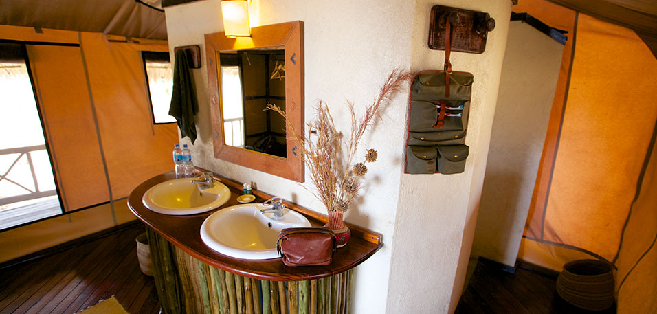 Stanley's Kopje Camp: Doppelwaschtisch Foxes Safaris, Mikumi National Park, Mkata River, Mwanamboga Waterhole, Stanley's Kopje Camp, Doppelwaschtisch, Gästebad, Afrikarma, Afrikarma Safaris, Afrikarma Safaris - Wildnis. Hautnah., Afrikarma.de