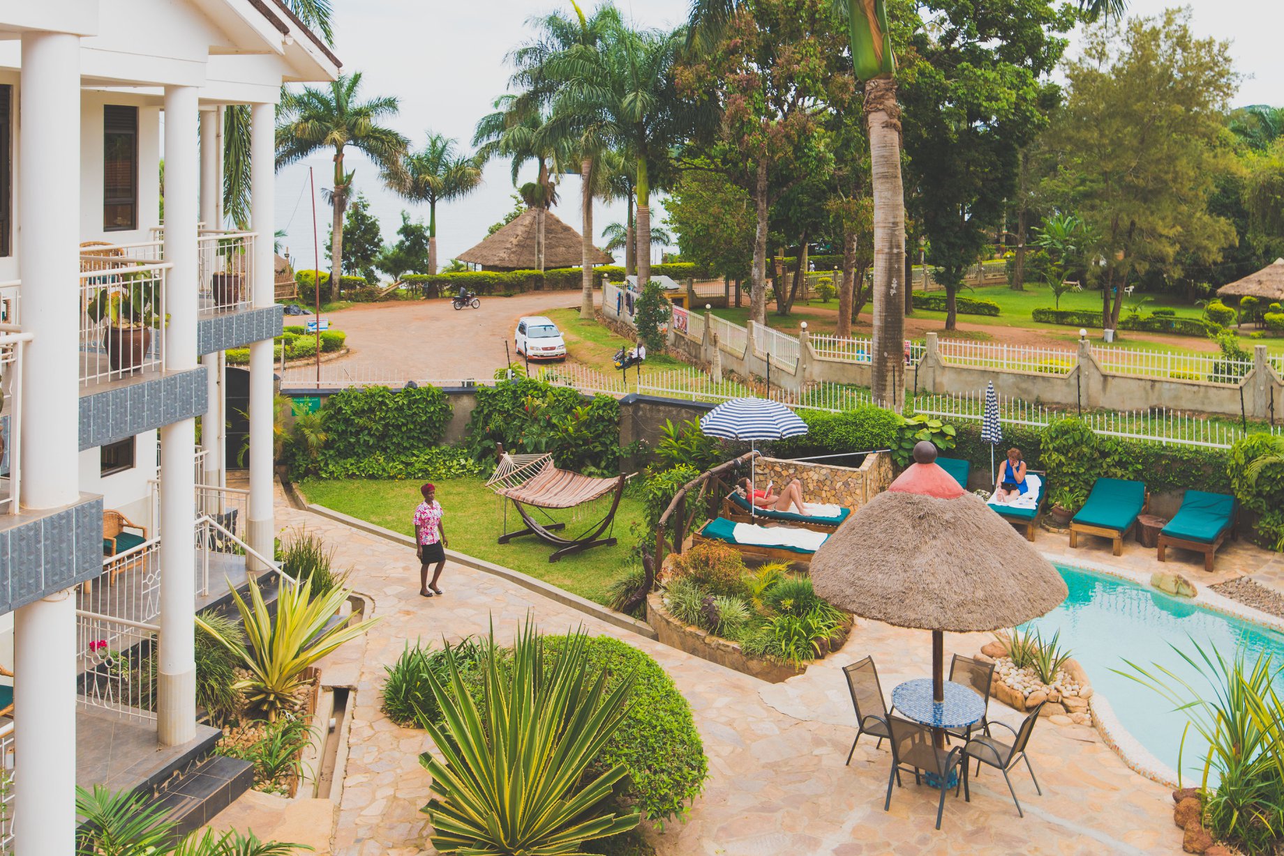 2 Friends Beach Hotel, Lake Victoria, Liegestühle, Palmen, Swimming Pool