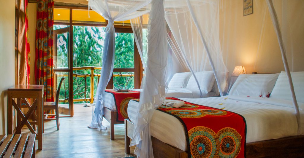 Ichumbi Gorilla Lodge: Betten und Blick zur Veranda Bwindi Impenetrable Forest National Park, Gorilla Habituation Experience, Gorilla Trekking, Ichumbi Gorilla Lodge, Rushaga, Afrikarma, Afrikarma Safaris, Afrikarma Safaris - Wildnis. Hautnah., Afrikarma.de, Bett, Cottage, Doppelbett, Veranda