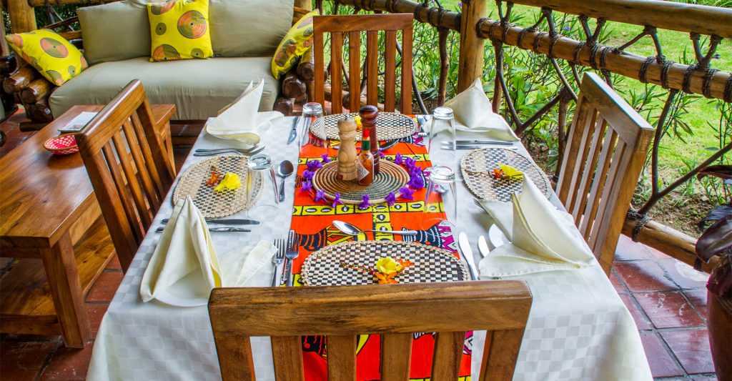 Ichumbi Gorilla Lodge: Esstisch Bwindi Impenetrable Forest National Park, Gorilla Habituation Experience, Gorilla Trekking, Ichumbi Gorilla Lodge, Rushaga, Afrikarma, Afrikarma Safaris, Afrikarma Safaris - Wildnis. Hautnah., Afrikarma.de, Esstische, Restaurant