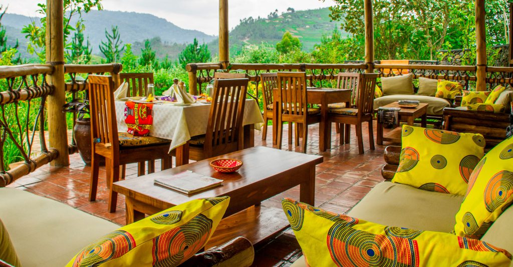 Ichumbi Gorilla Lodge: Restaurantterrasse mit Esstischen und Sesseln Bwindi Impenetrable Forest National Park, Gorilla Habituation Experience, Gorilla Trekking, Ichumbi Gorilla Lodge, Rushaga, Afrikarma, Afrikarma Safaris, Afrikarma Safaris - Wildnis. Hautnah., Afrikarma.de, Esstische, Hauptgebäude, Restaurant, Sessel, Sitzgruppe, Sofa, Terrasse