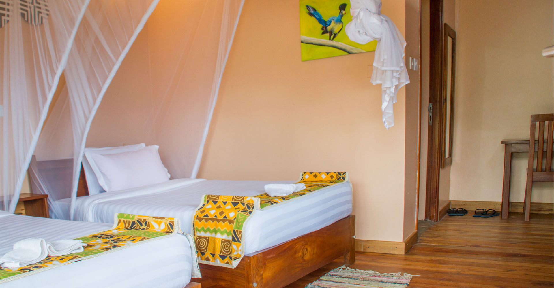 Ichumbi Gorilla Lodge: Turacogemälde Bwindi Impenetrable Forest National Park, Gorilla Habituation Experience, Gorilla Trekking, Ichumbi Gorilla Lodge, Rushaga, Afrikarma, Afrikarma Safaris, Afrikarma Safaris - Wildnis. Hautnah., Afrikarma.de, Bett, Cottage, Moskitonetz, Turaco