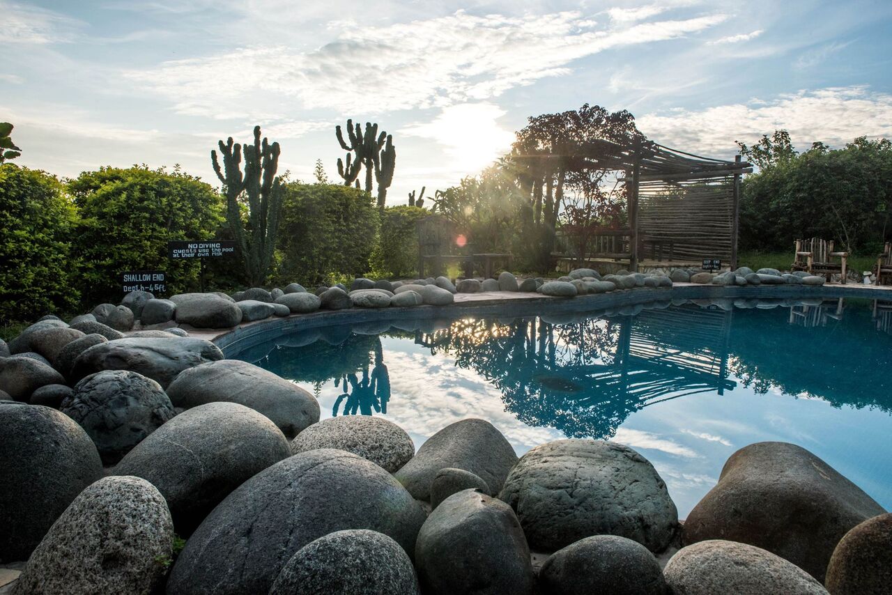 Volcanoes Kyambura Gorge Lodge: Felsen am Pool