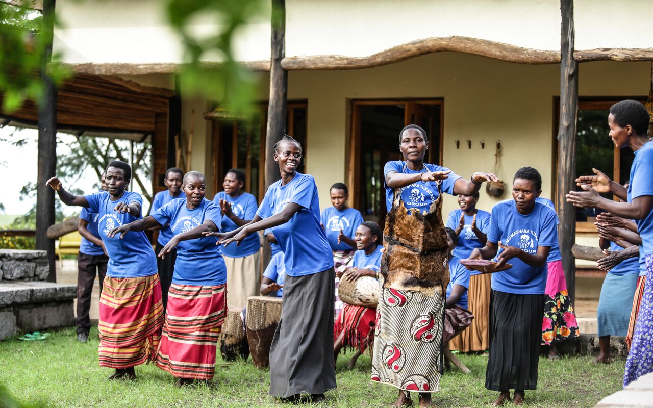 Volcanoes Kyambura Gorge Lodge: Omumshaka-Tanzgruppe