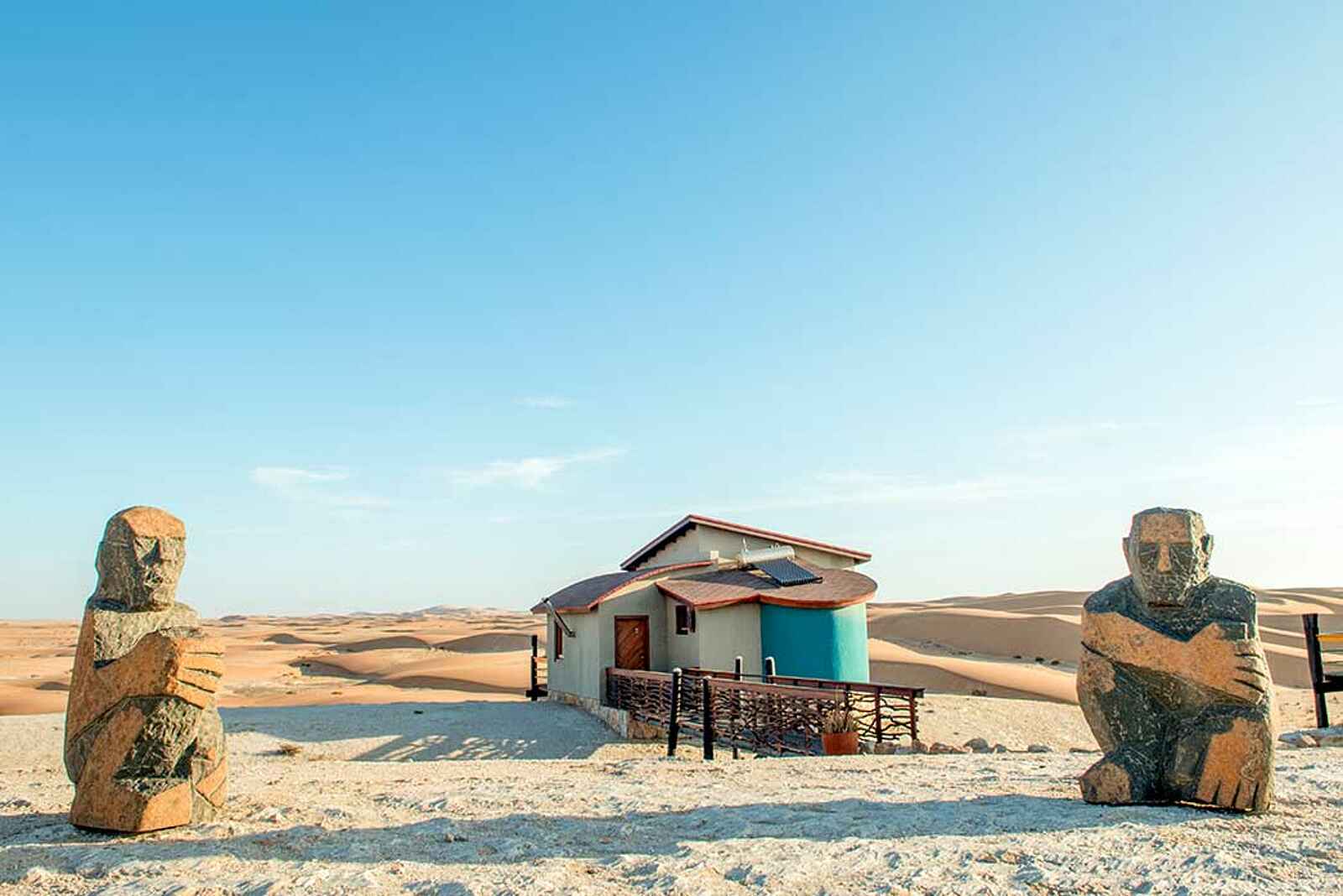 Desert Breeze Lodge: Monolithische Skulpturen Desert Breeze Lodge: Monolithische Skulpturen