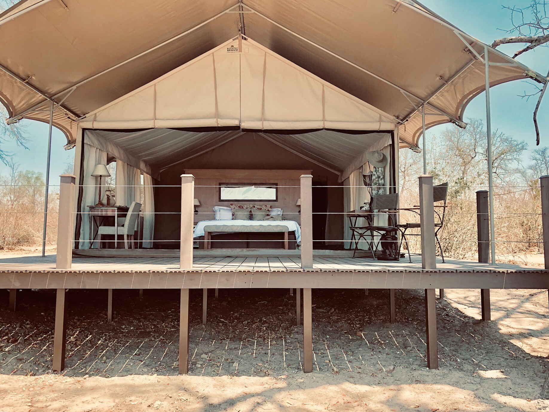 Ingwe Pan, Ingwe Pan Camp, Machaba Safaris, Mana Pools National Park, Deck, Doppelbett, Gästezelt, Afrikarma, Afrikarma Safaris, Afrikarma Safaris - Wildnis. Hautnah., Afrikarma.de