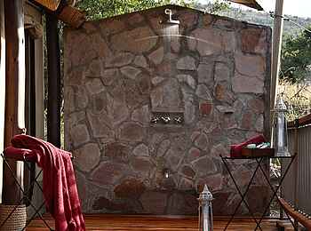 Mara Bushtops: Außendusche