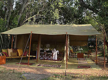 Naibor Camp: Essenszelt mit gedeckten Tischen Naibor Camp: Essenszelt mit gedeckten Tischen