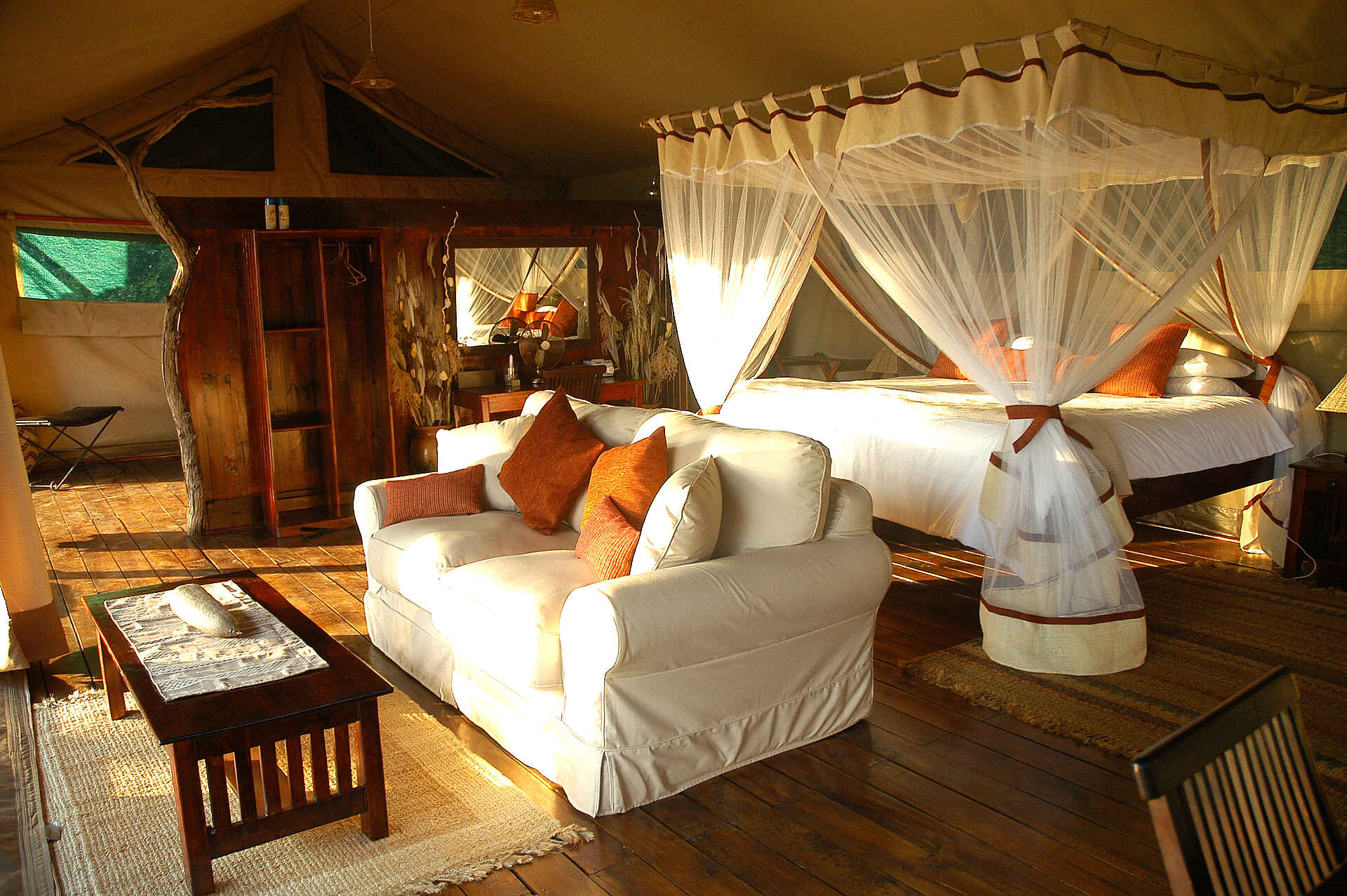 Chiawa Camp, Kanusafari, Lower Zambezi National Park, Sambesi, Sandbank, Walking Safari, Zambezi, Doppelbett, Gästezelt, Kaffeetisch, Moskitonetz, Sofa, Unteres Sambesi-Tal