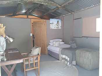 Hoanib Valley Camp: Guide Zelt innen