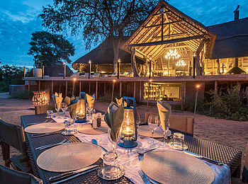 Kambaku River Sands: Dinner im Freien Kambaku River Sands: Dinner im Freien