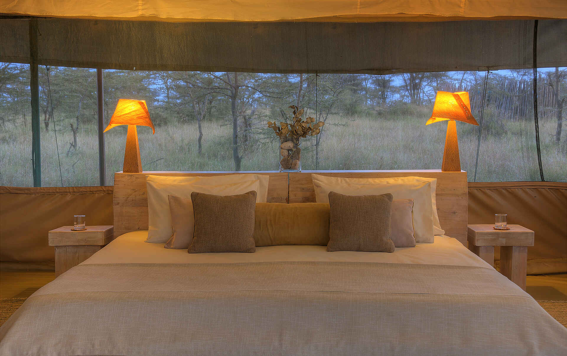 Fly Camping, Gold eco-rated, Kenia, Kicheche Bush Camp, Kicheche Camps, Masai Mara, Motorgie Prärie, Nachhaltig, Olare Motorgie Conservancy, Doppelbett, Fenster, Gästezelt, Moskitonetze, Afrikarma, Afrikarma Safaris, Afrikarma Safaris – Wildnis. Hautnah., afrikarma.de