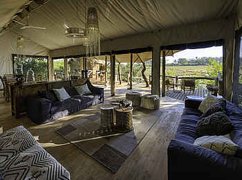 Little Tubu: Sofas in der Lounge Little Tubu: Sofas in der Lounge