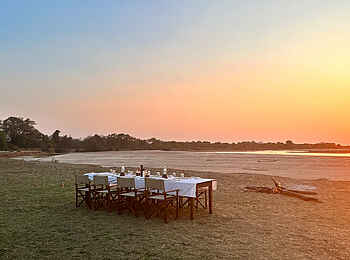 Luambe Horizons Camp: Ein Buschdinner am Fluss