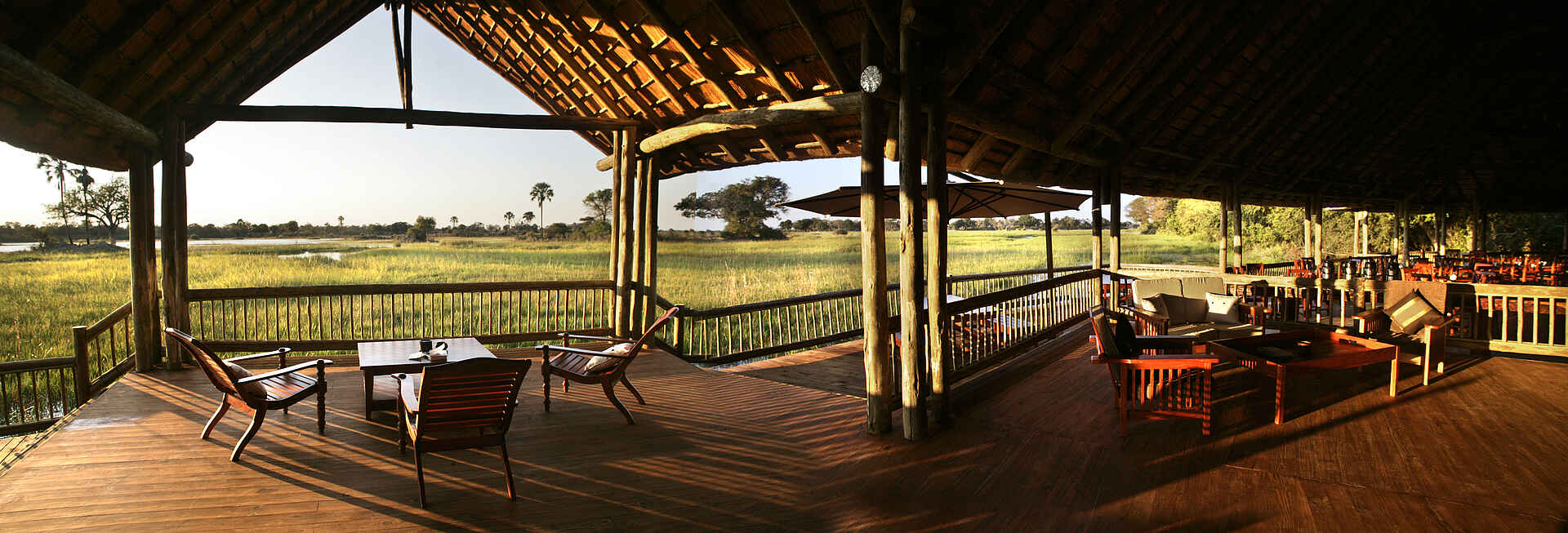 Moremi Crossing: Blick auf den Boro und die Schwemmflächen Boro-River, Moremi Crossing, Moremi Game Reserve, NG 27B, Okavango-Delta, Pirschfahrt, Safari, Under One Botswana Sky, Lounge