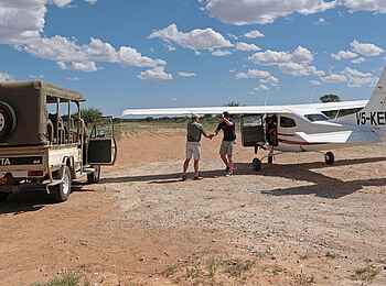 Otjimbondona Kalahari Lodge: Ankunft am Airstrip und Abholung im offenen Fahrzeug