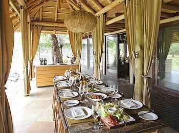 Phinda Homestead: Esstisch auf der Terrasse Phinda Homestead: Esstisch auf der Terrasse