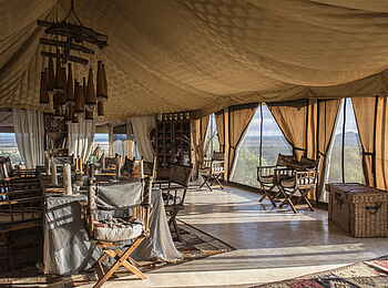 Shu'mata Camp: Interieur Hauptzelt mit Esstisch Shu'mata Camp: Interieur Hauptzelt mit Esstisch