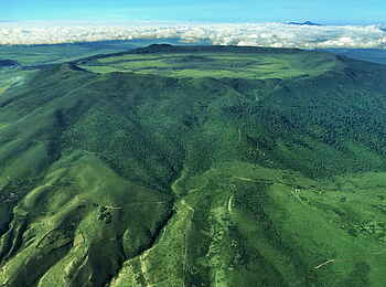 The Highlands Camp: Olmoti-Krater mit Camp am Hang