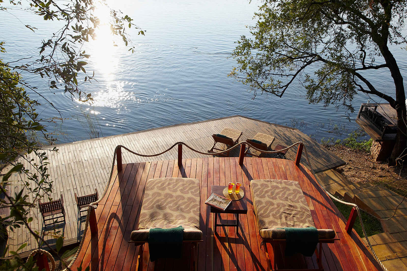 Tongabezi: Liegestühle am Fluss Tongabezi: Liegestühle am Fluss