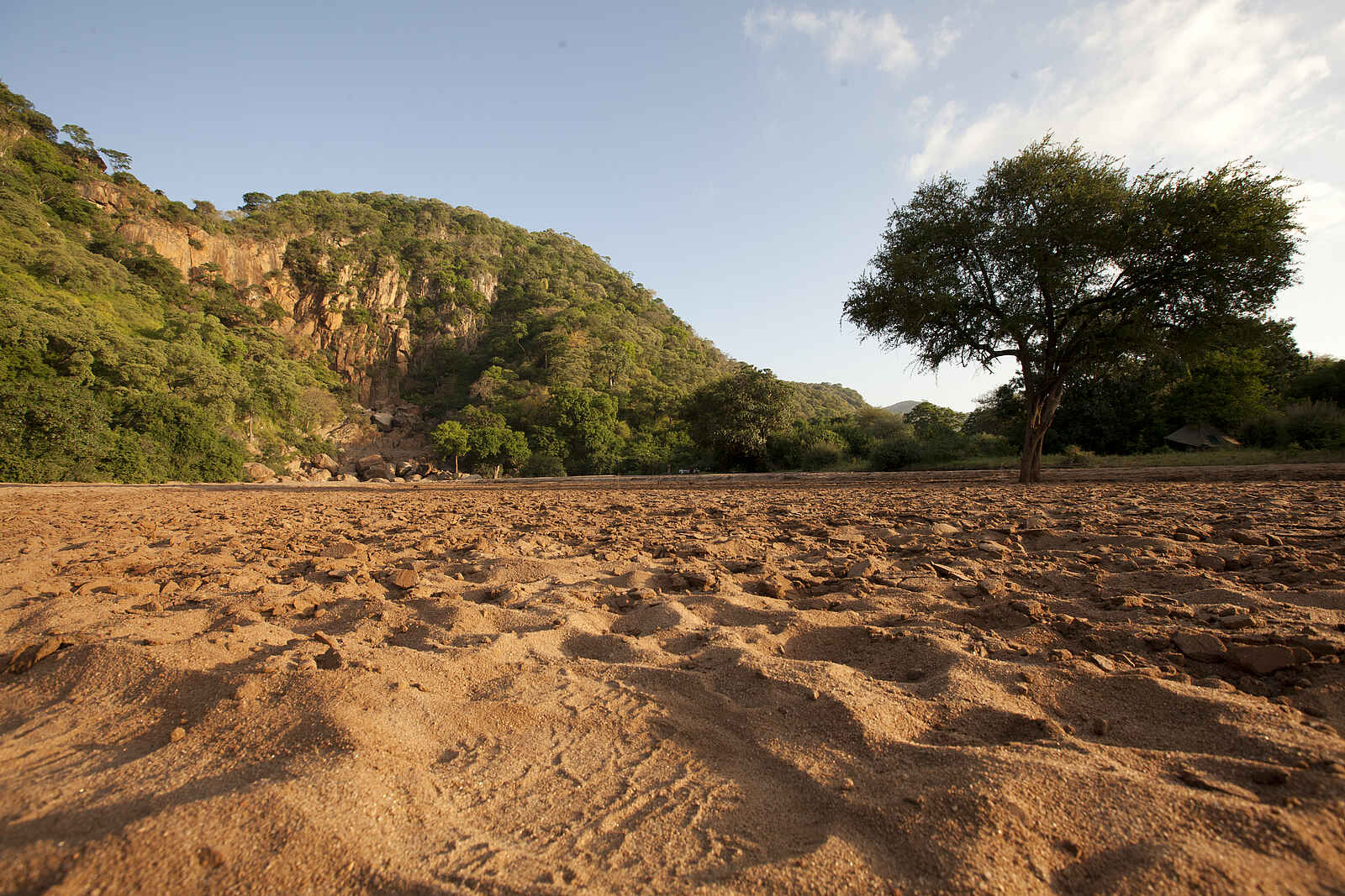 Wayo Manyara Green Camp: Flussbett und Escarpment Wayo Manyara Green Camp: Flussbett und Escarpment