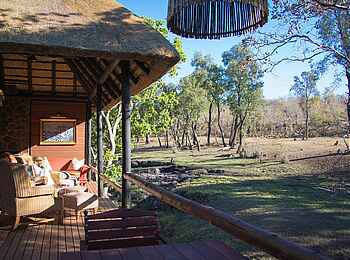 Camp Ndlovu: Blick auf die Lichtung Camp Ndlovu: Blick auf die Lichtung