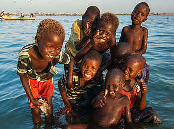 Lobolo Camp: Kinder im See
