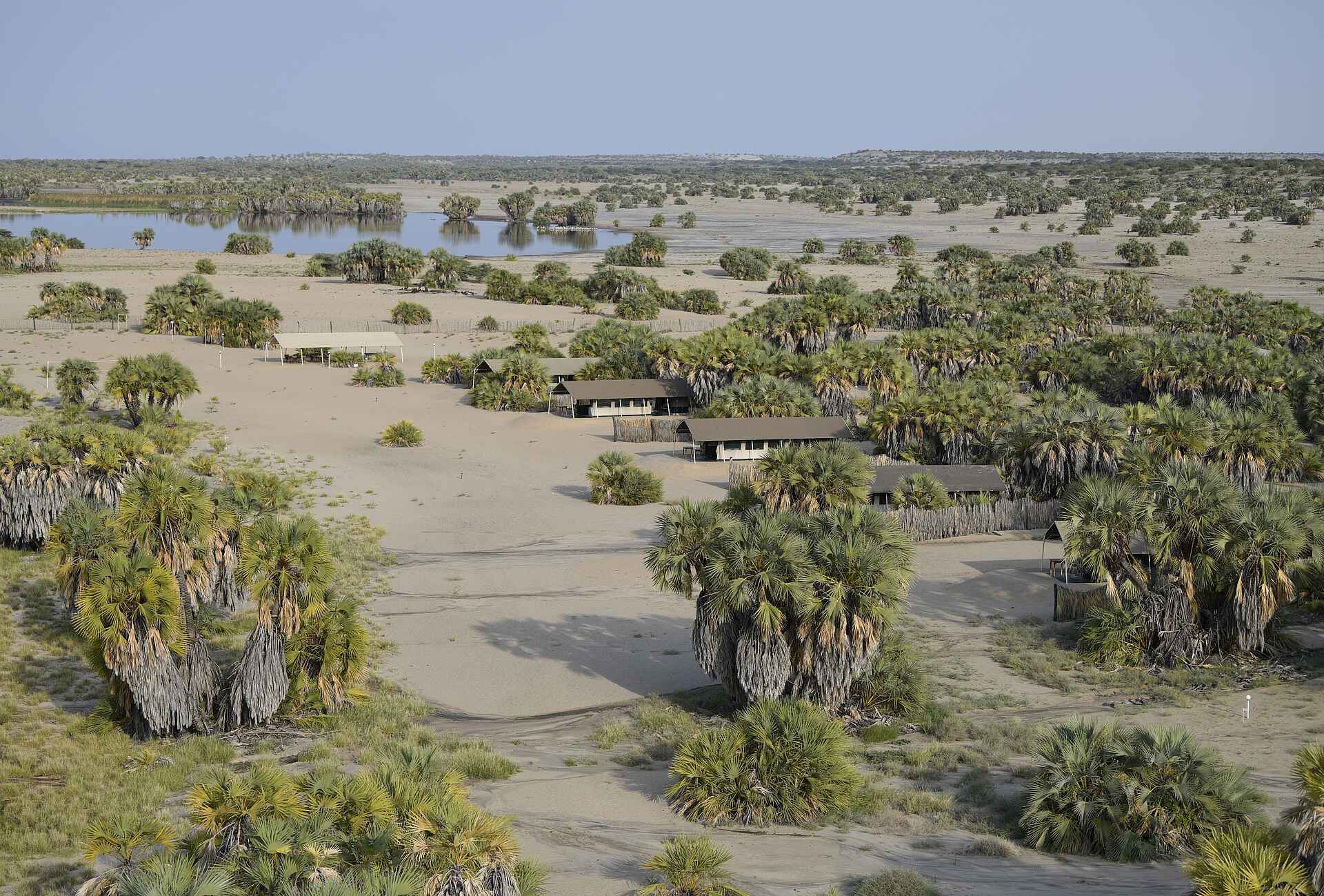 Lobolo Camp: Landschaft rund ums Camp Central Island, Joyce Chianda Scheuerman, Lobolo Camp, Sibiloi National Park, South Island, Suguta Valley, Turkanasee, Turkwel River, Gesamtansicht, Landschaft, Luftbild, Afrikarma, Afrikarma Safaris, Afrikarma Safaris. Wildnis. Hautnah., Afrikarma.de